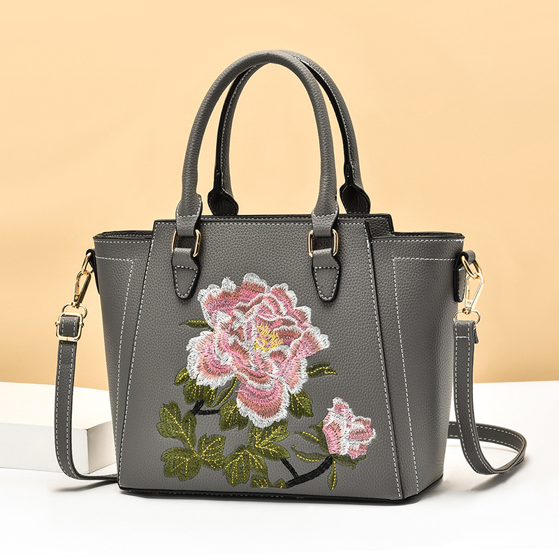 Borsa con fiore ricamato