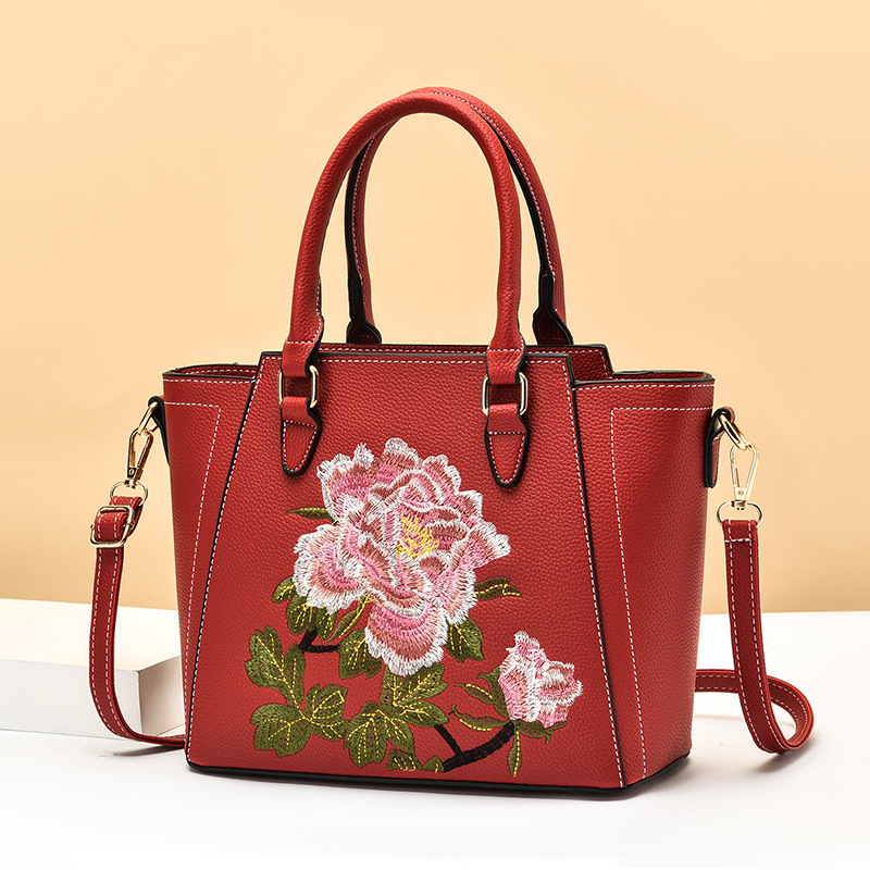 Borsa con fiore ricamato